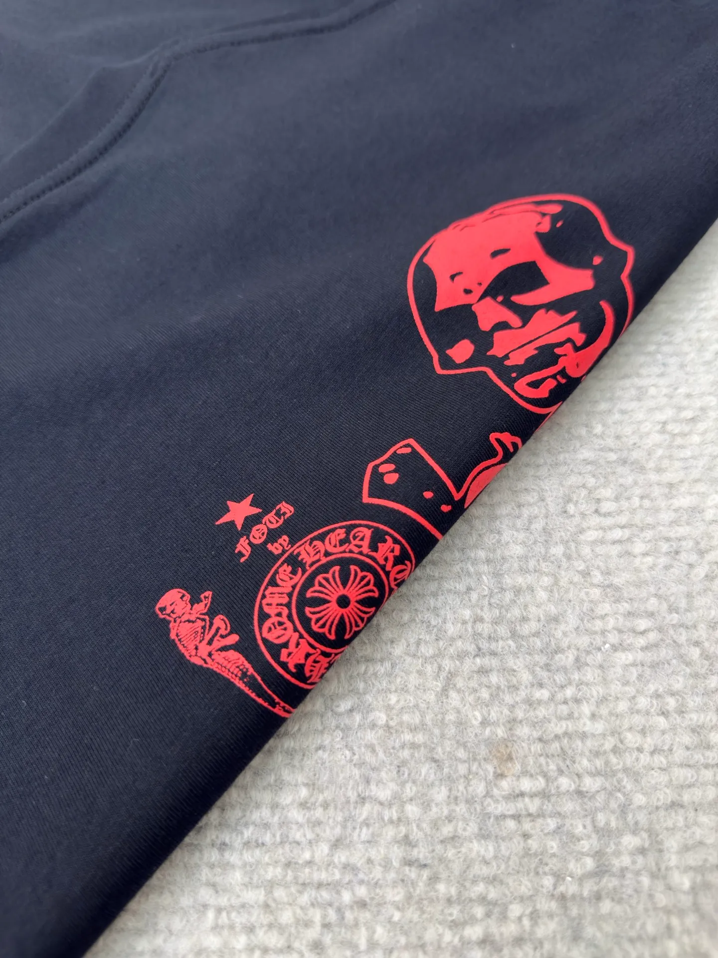 P240 Chrome Hearts Star Wars Limited Short Sleeves Authentic Open Edition - Physical Counter - Top Luxury Quality 🆚 Instant sale of all editions on the market. The fabric is made of 26 weave 200 grams of cotton. The printing is made of hand glue printing. Customized accessories. Size S M L